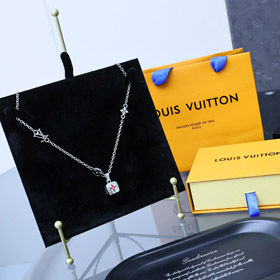 Louis Vuitton LV zawiesnik list kwiat kwadratowy naszyjnik-3651