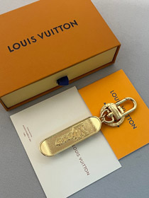 Louis Vuitton LV używa błyszczącego mosiądzu do rzeźbienia torebki w kształcie skateboardu i brelokó
